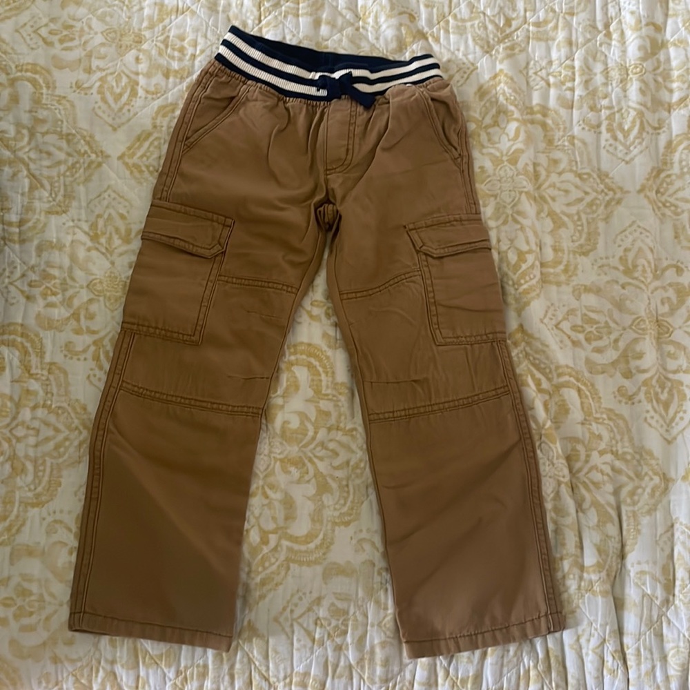I am selling a pair of Gymboree tan pants and it’s never worn. (Tag is still on)